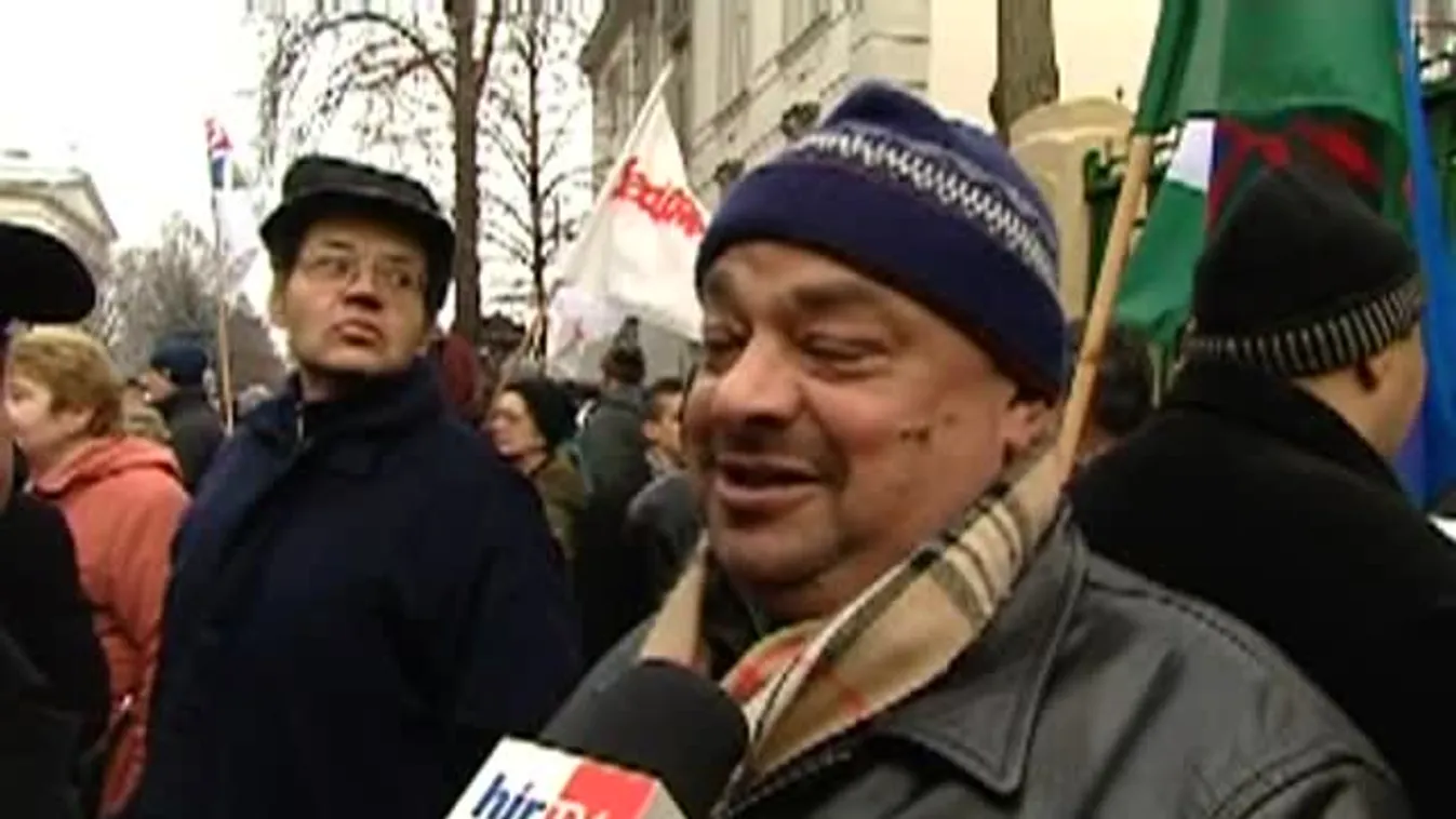 Bayer kizárását követelték