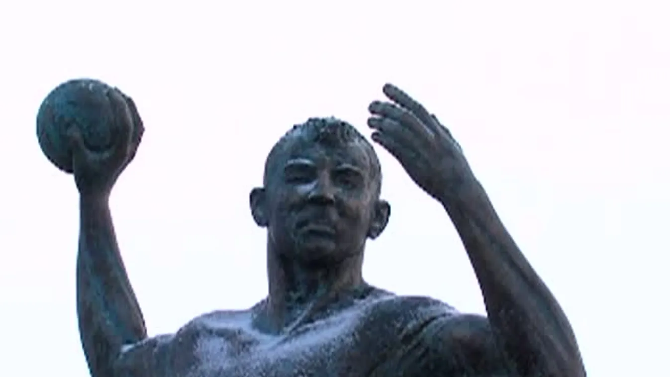 Szurkolói megemlékezés a veszprémi Cozma-szobornál