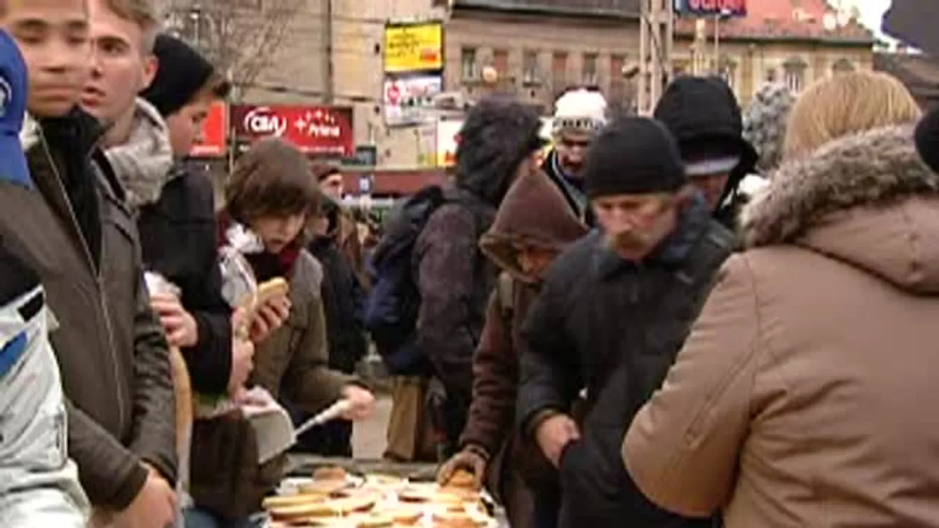 Kollégisták osztanak ételt a II. kerületi önkormányzat támogatásával