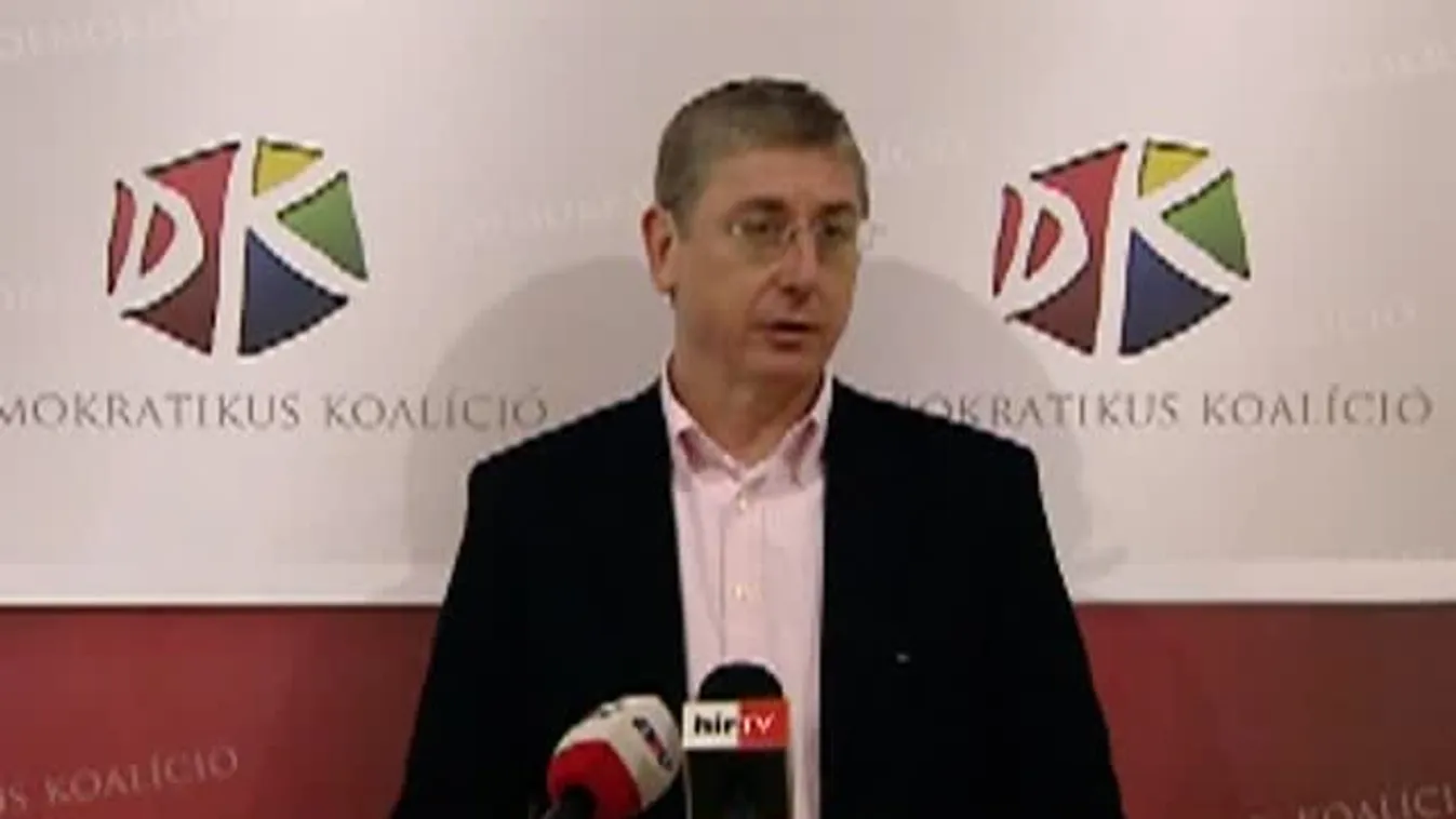 Az oktatási államtitkárság előtt virraszt a Demokratikus Koalíció