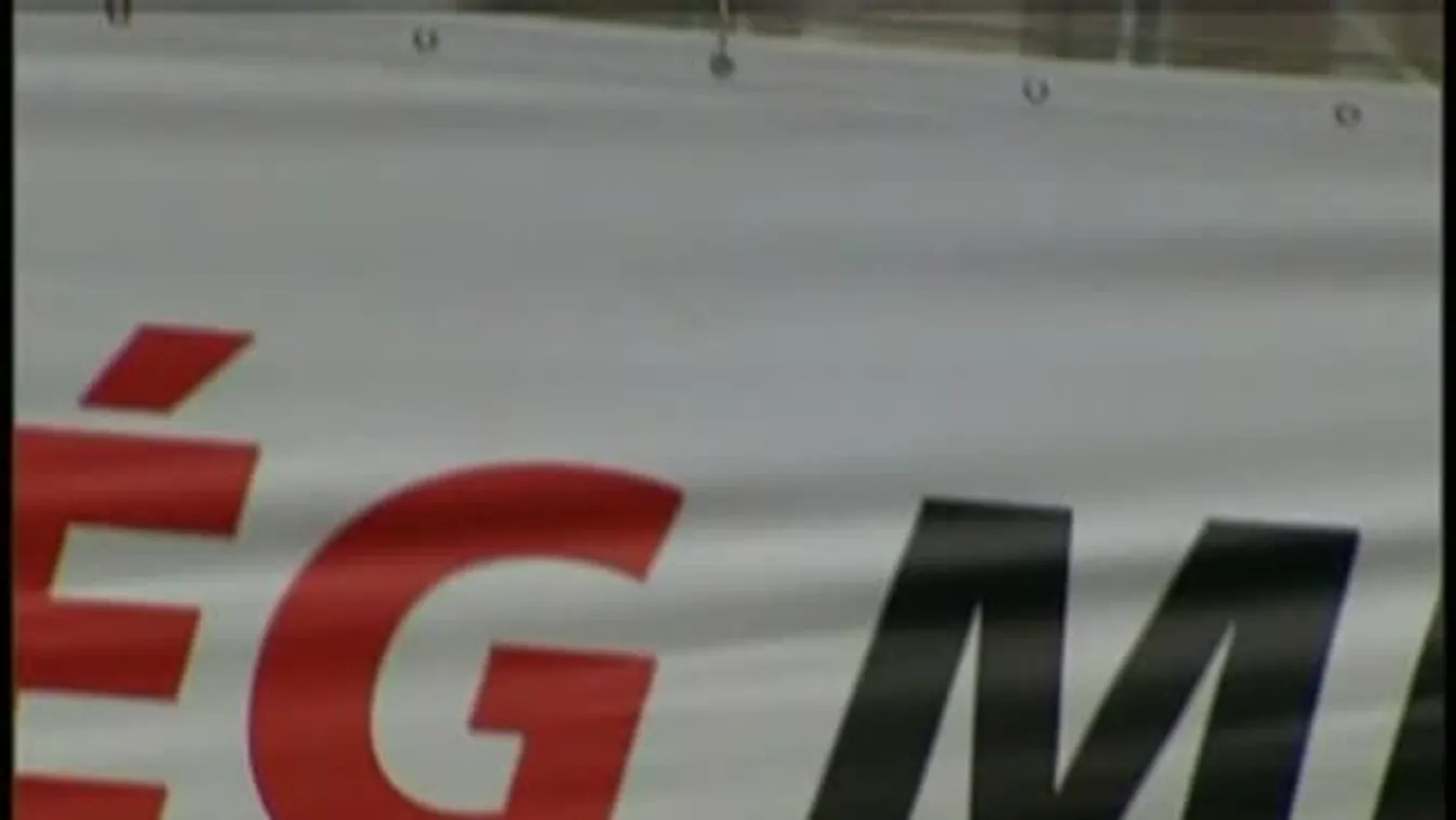 Gúnyolódó transzparens várta az éhségmenetet – bejelentkezés 18 óra