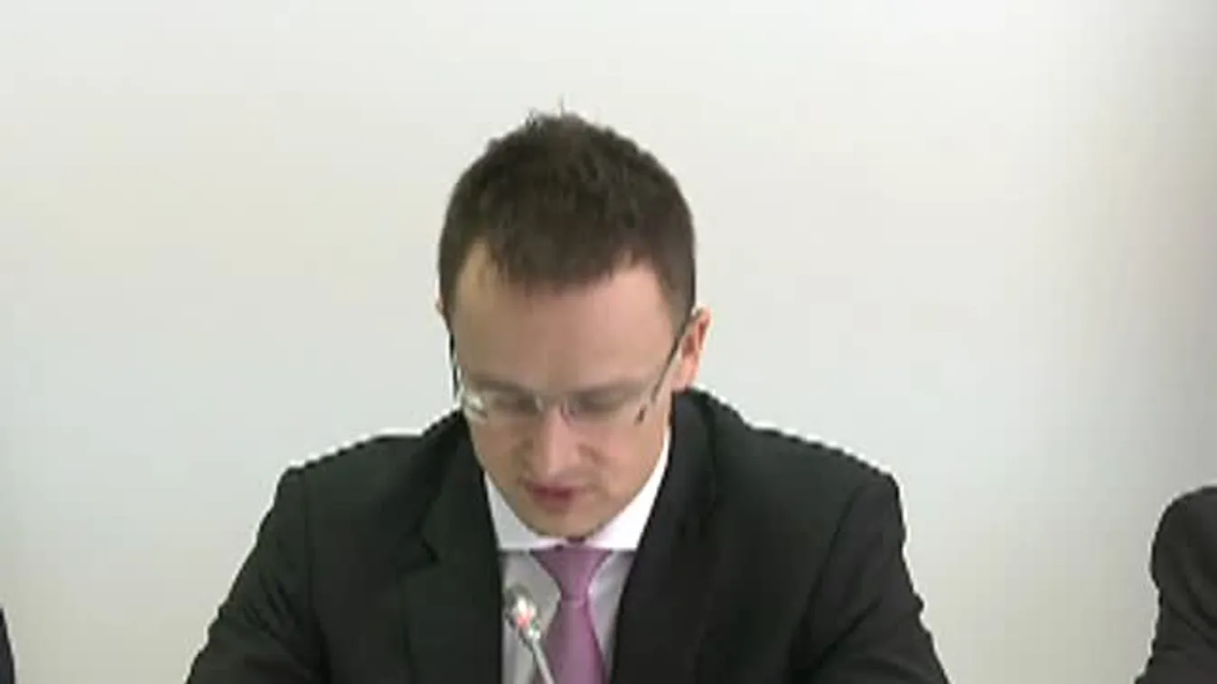 Szijjártó Péter a péri reptérfejlesztésről