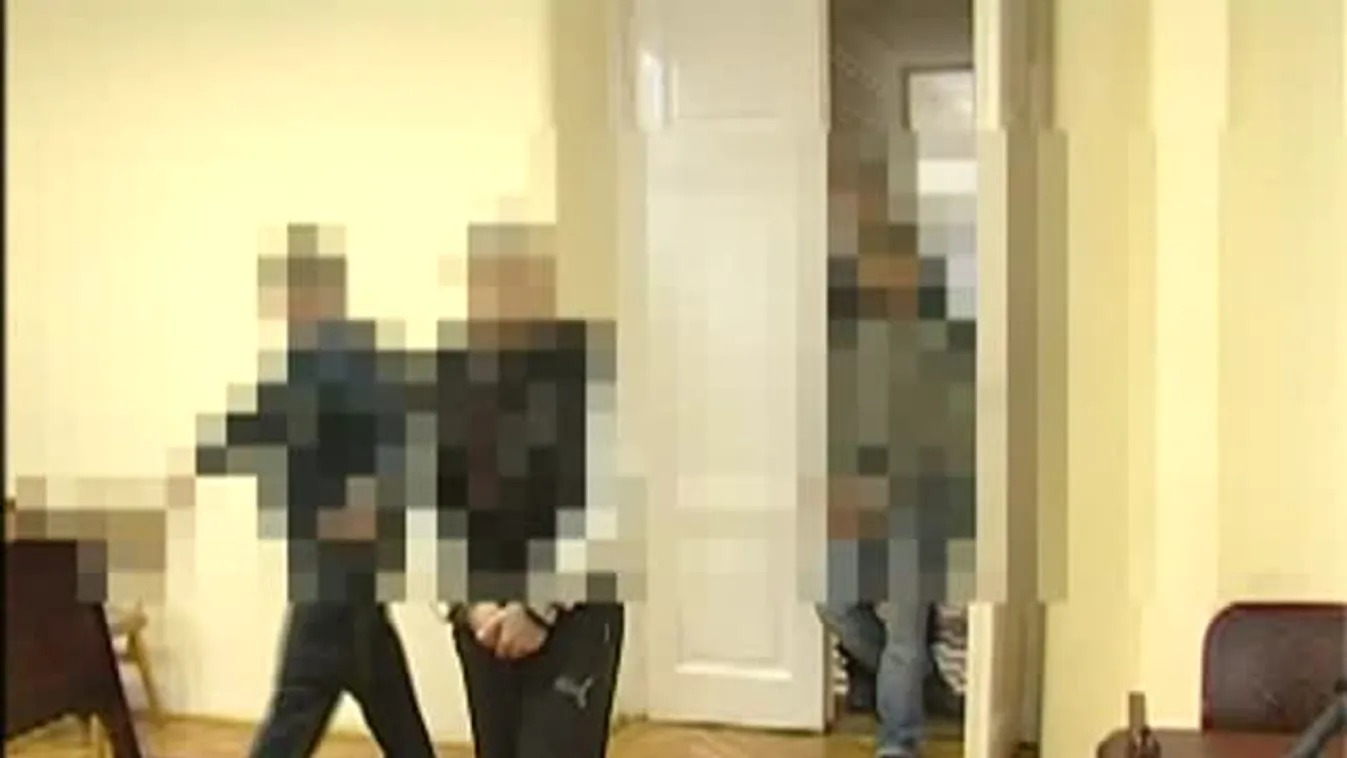 Bíróság előtt a polgári baltás gyilkosság vádlottai