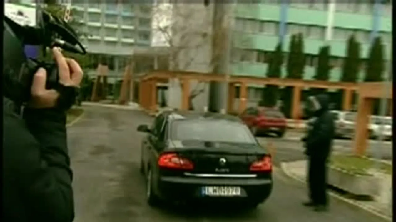 Ezren demonstrálnak a kormány mellett - Bejelentkezés 16 órakor