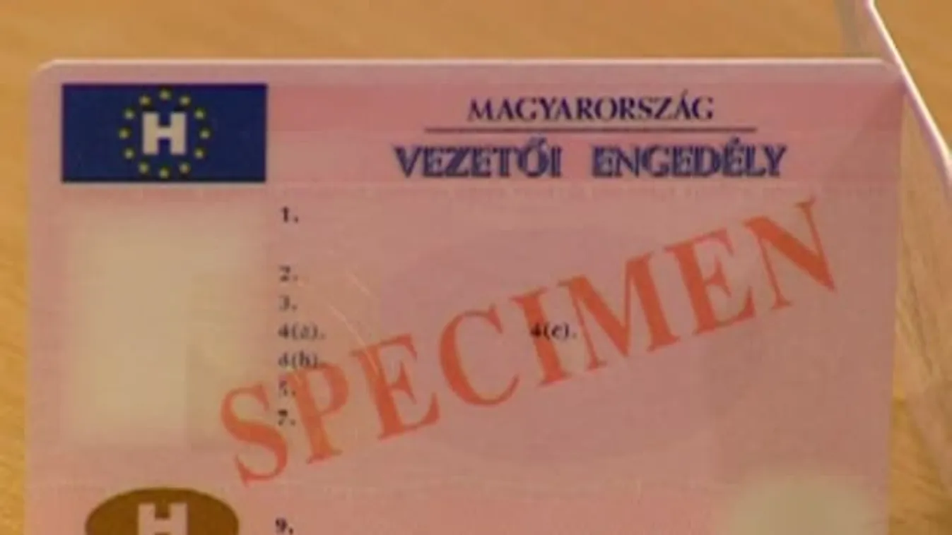 Átadták az első új típusú jogosítványt Magyarországon