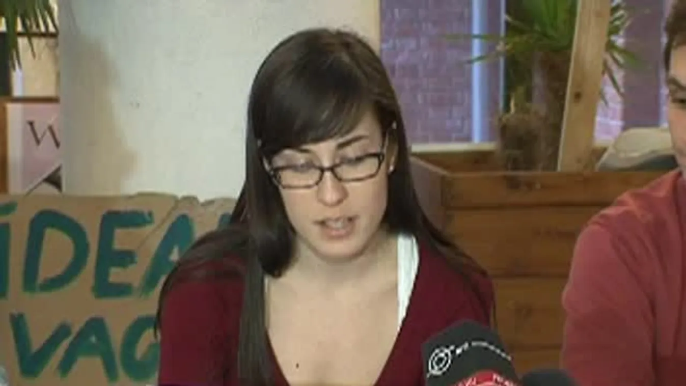 Blokád alá vették a pécsi hallgatói hálózat tagjai a bölcsészkar auláját