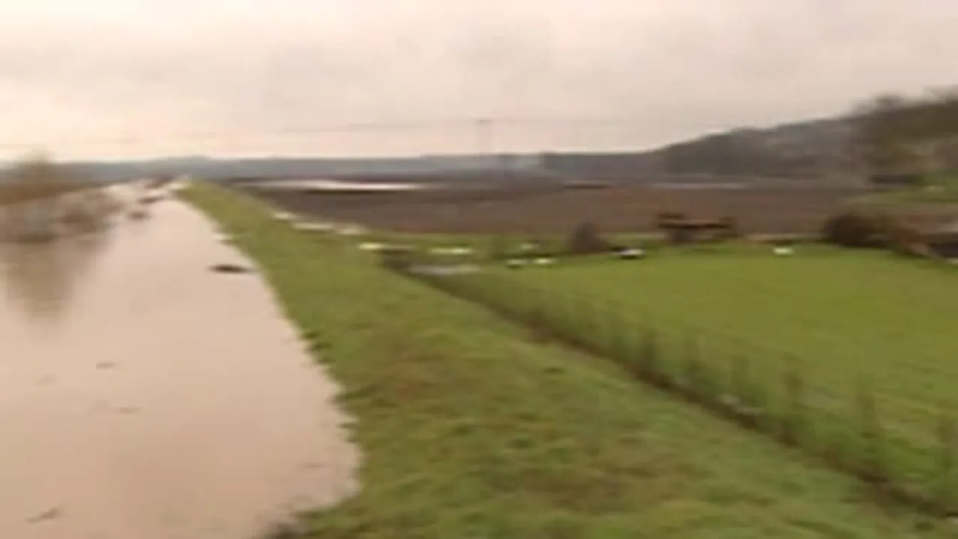 Áttörte a töltést Tolnában a Kapos folyó