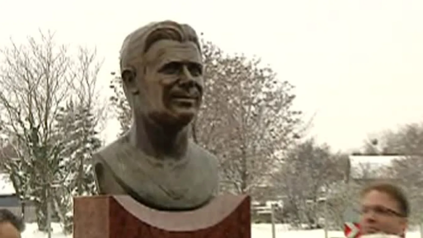 Felavatták Puskás Ferenc első budapesti kültéri szobrát
