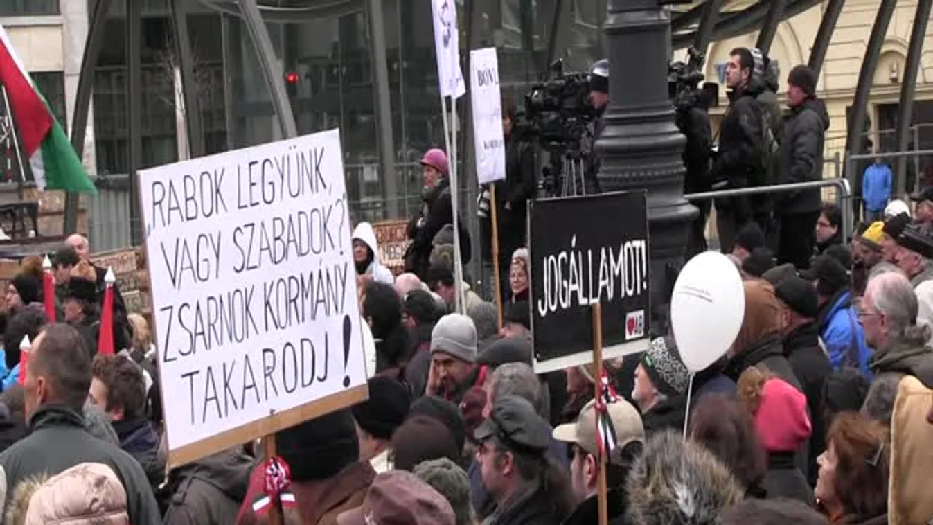 "Lényegtelen, hogy tudják-e, mi van az alkotmányban"