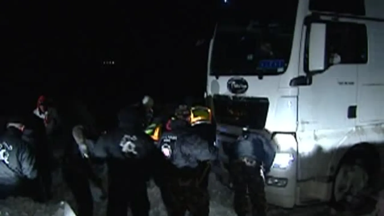 A magyar gárdisták és a rendőrök együtt ásták ki az elakadt járműveket