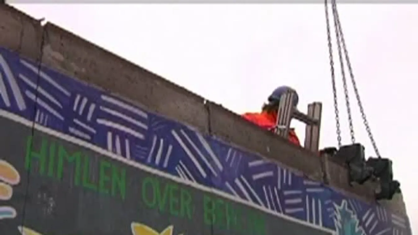 Tüntetés a berlini East Side Galéria lebontása ellen