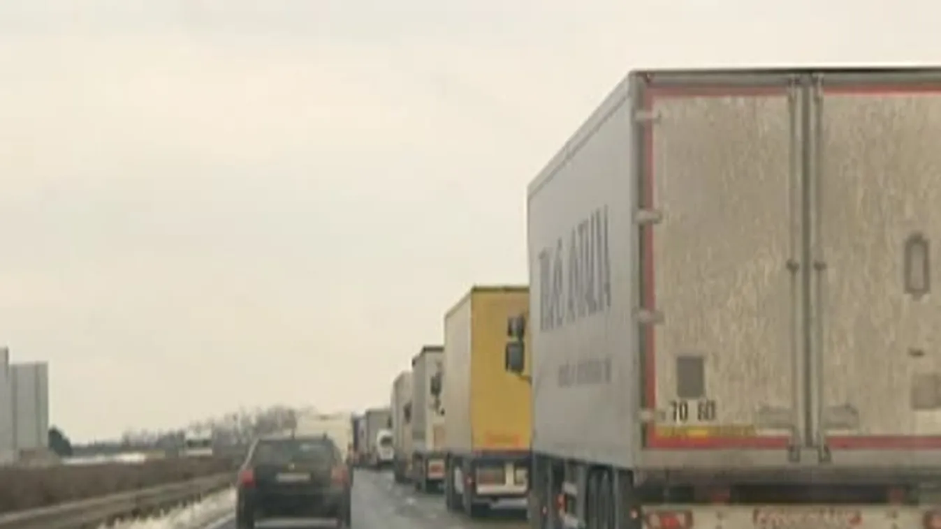 A hótorlaszok eltakarítása az M1-es autópályán