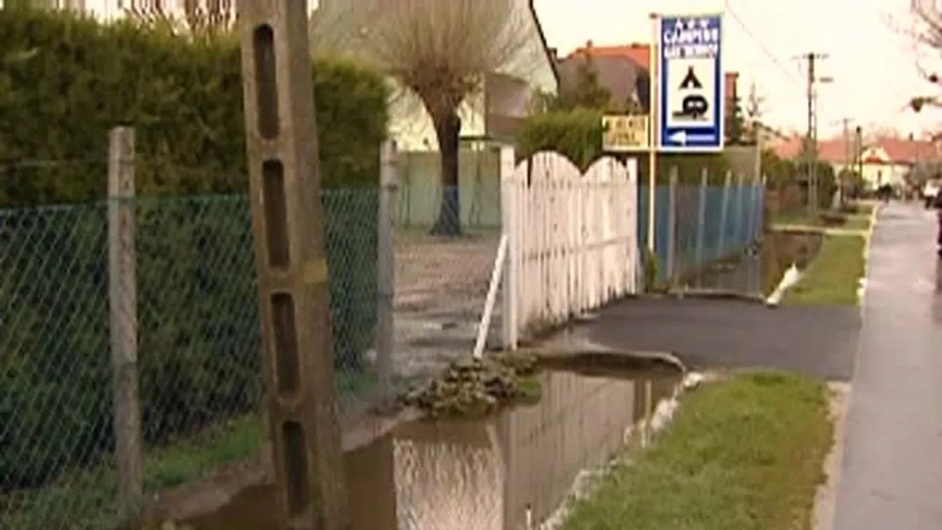 Keszthelyen nem bírták a csatornák a sok esőt, a Zala is kiöntött