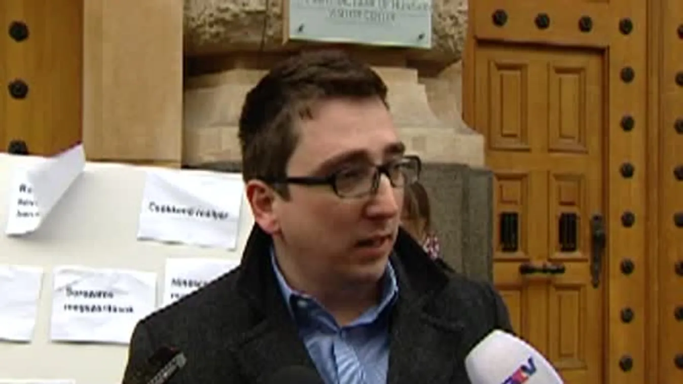 Rendőrök és ellentüntetők a PM sajtótájékoztatóján