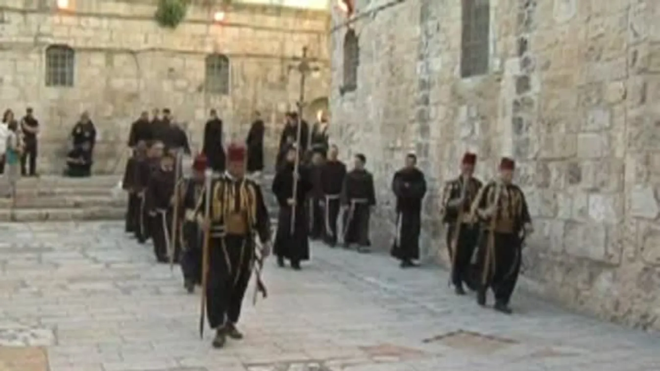 Gyertyagyújtás a Jeruzsálemi Szent Sír Templomában