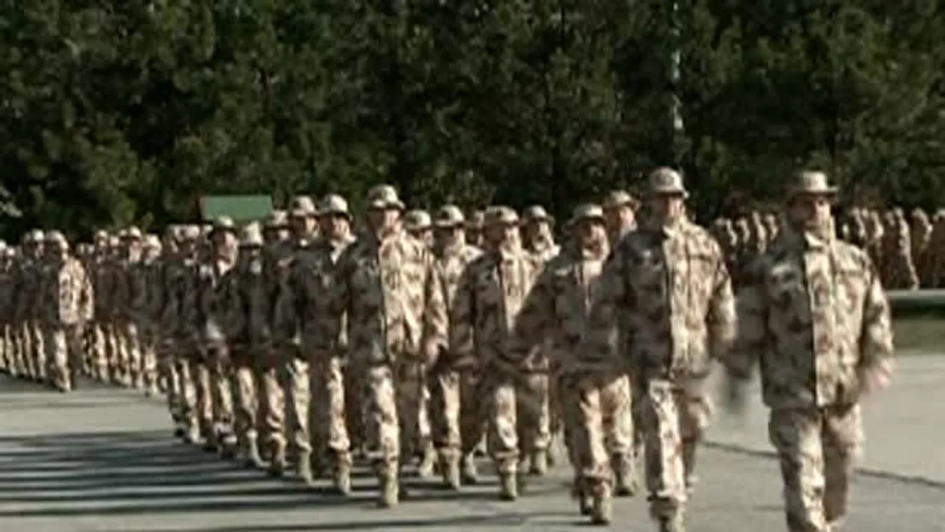 A kabuli repülőtér őrzésére utazó katonák búcsúztatója