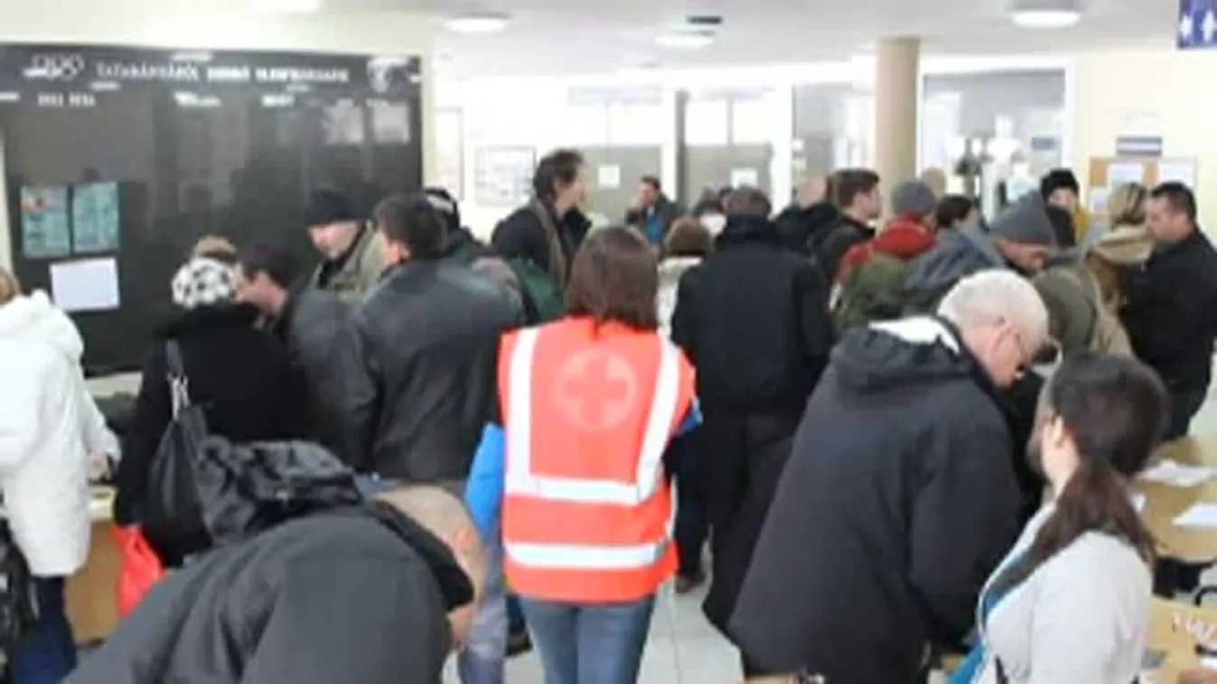 A tatabányai sportcsarnokban szállásolták el az M1-esen elakadtakat