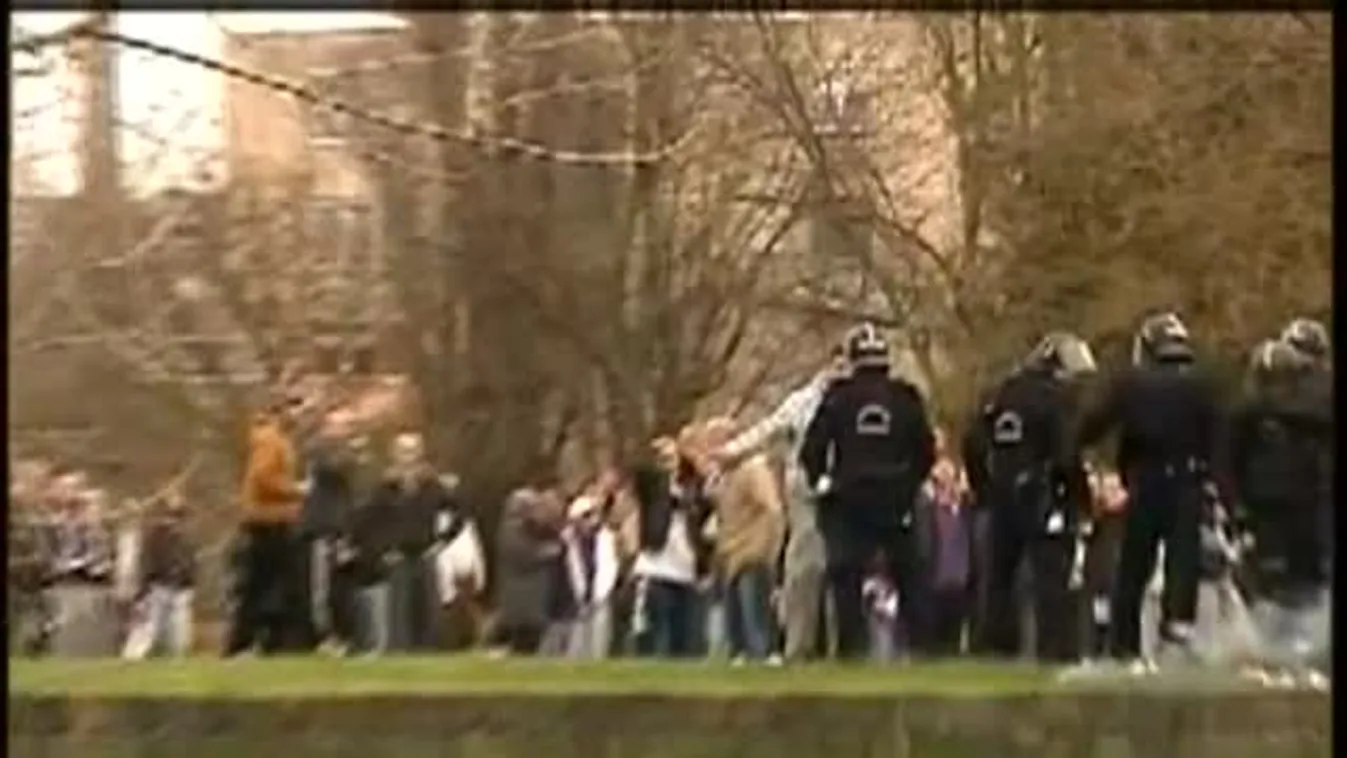 Repültek az üvegek és a táblák - Győzött a Fradi