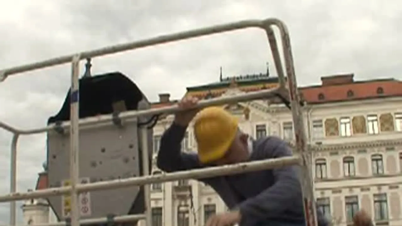 Köztéri szobormosás Pécsett