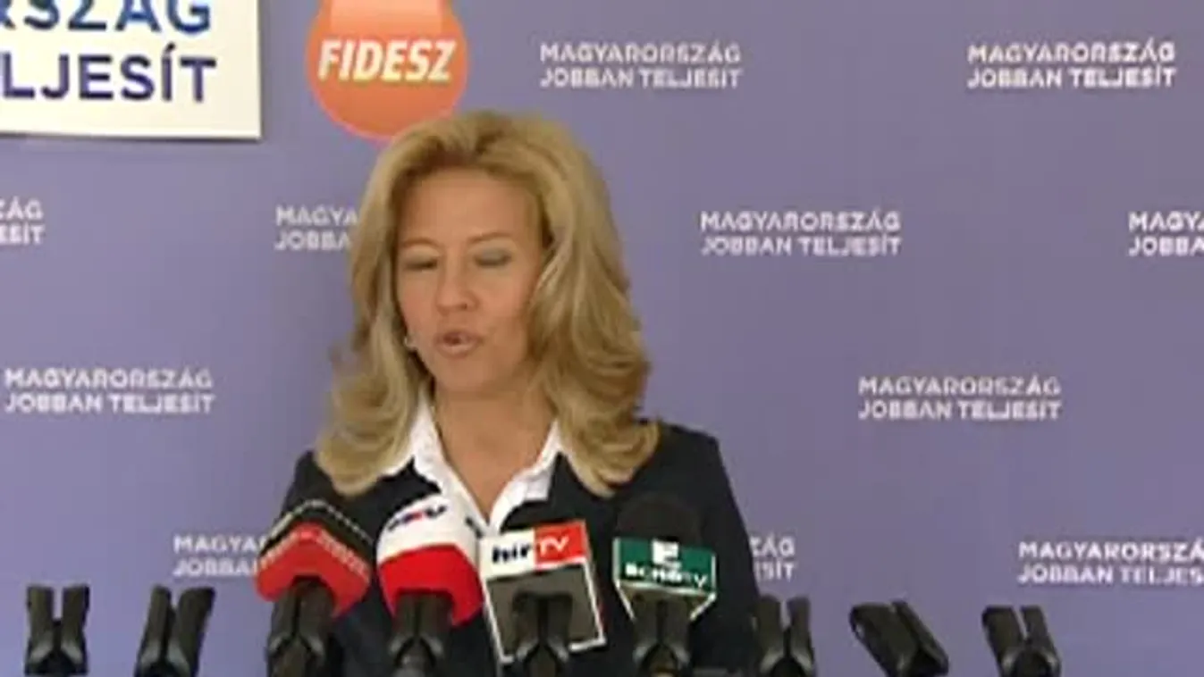 Selmeczi Gabriella a rezsicsökkentést támogató aláírásgyűjtésről