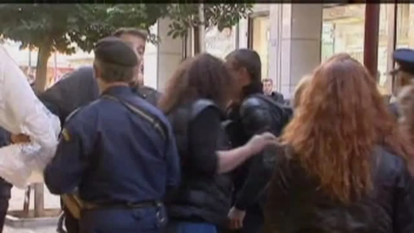 Tüntetők támadtak a hitelező trojka képviselőire Athénban