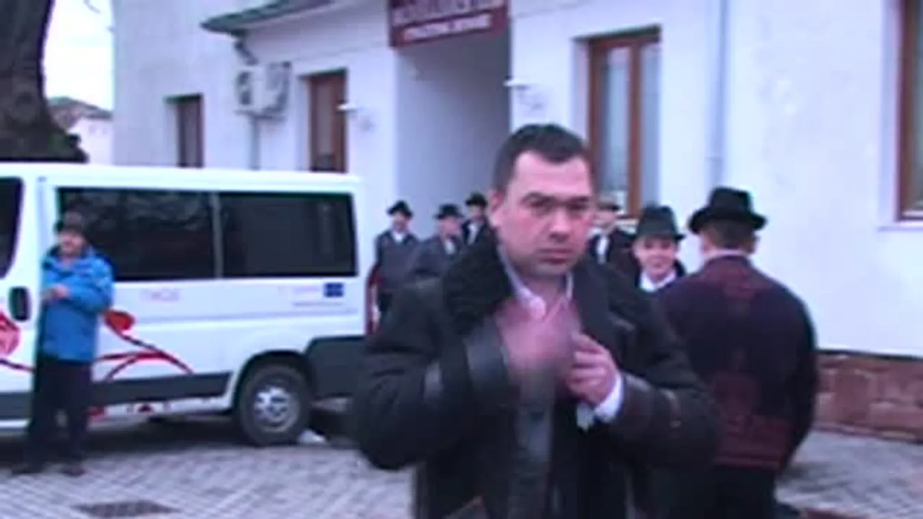 Locsolás tűzoltóautóval, vödrökkel és szódásszifonnal Balatonszentgyörgyön