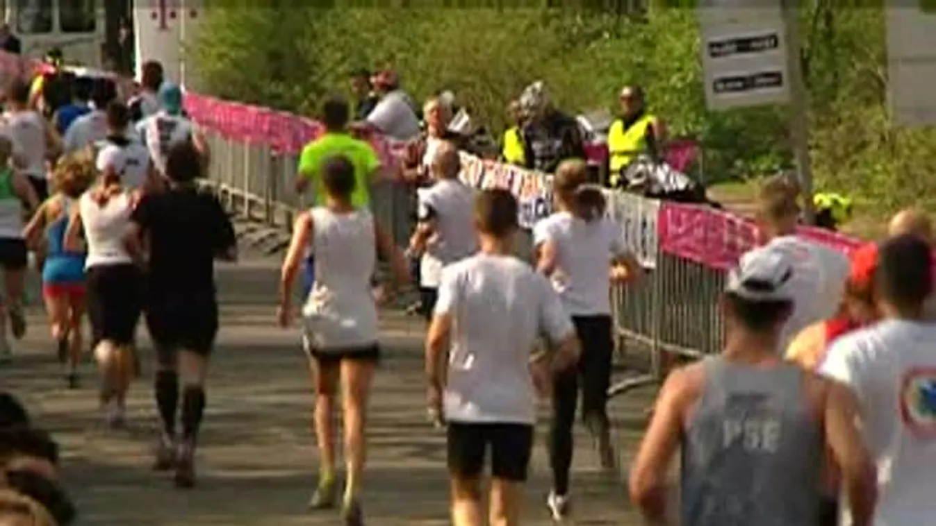 Vivicittá: bevásárlókocsival és egy árva kislánnyal futott