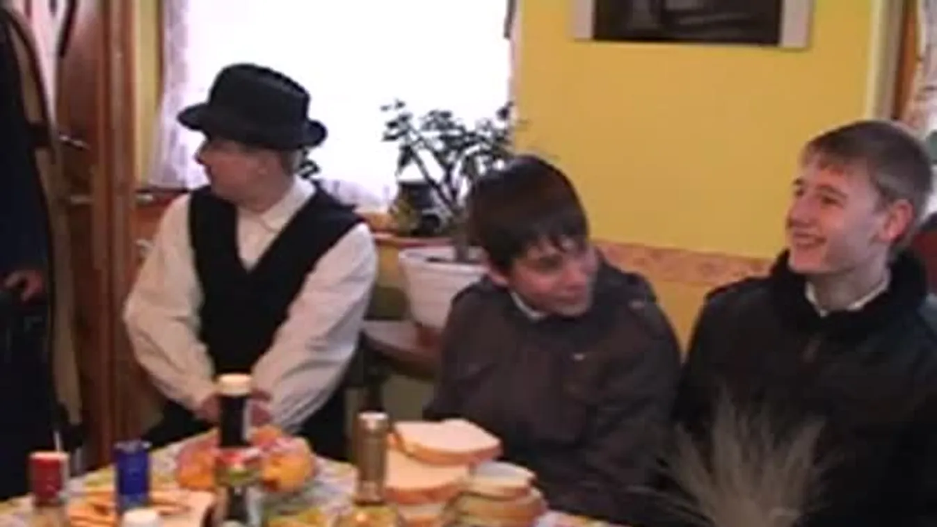 A hideg idő ellenére jól tűrték a lányok a kiadós locsolást