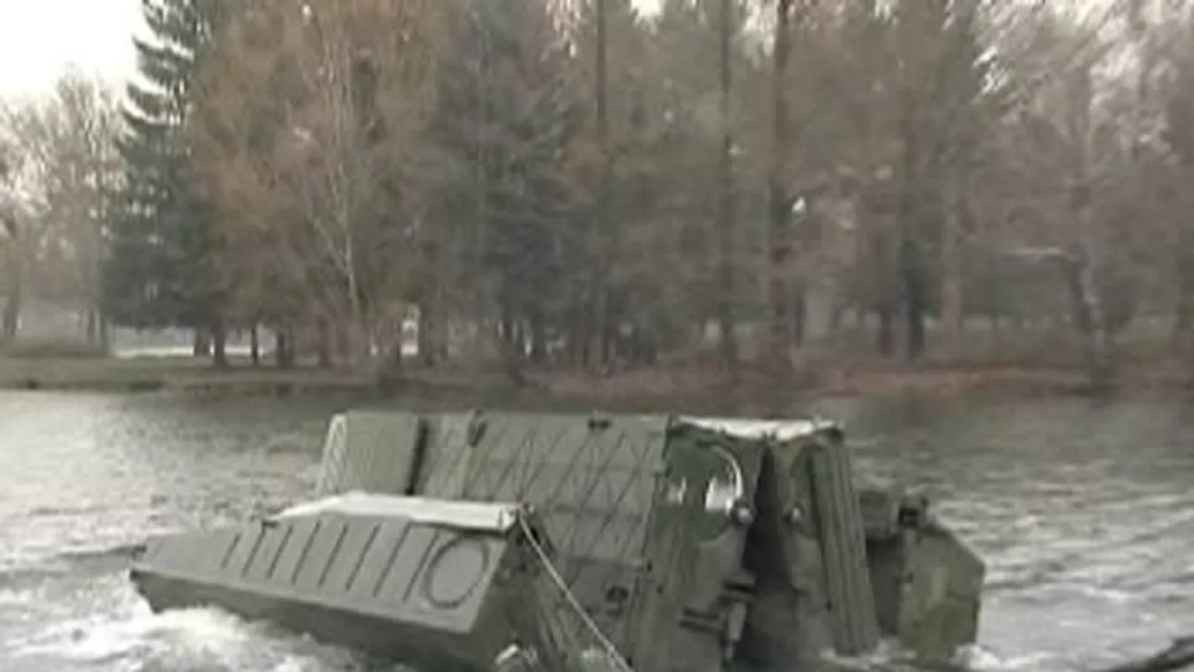 Pontonhidat építettek a szombathelyi Csónakázó tavon