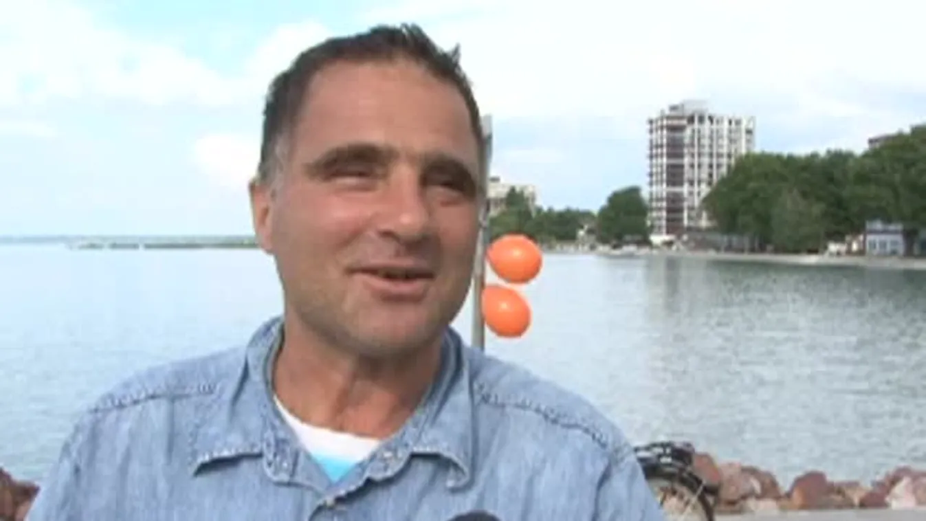 Nyárköszöntő úszás Schirilla Györggyel a siófoki nagystrandon