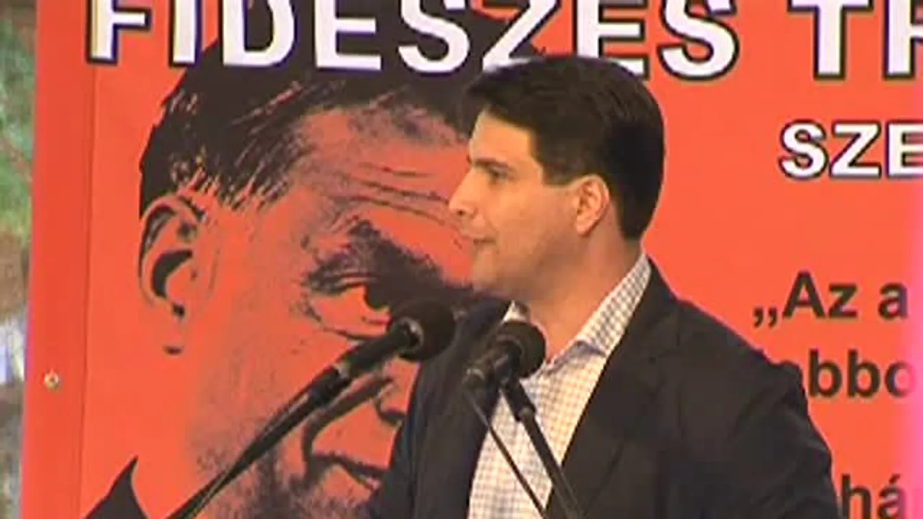 A trafikpályázatok ellen demonstrált az MSZP Szekszárdon