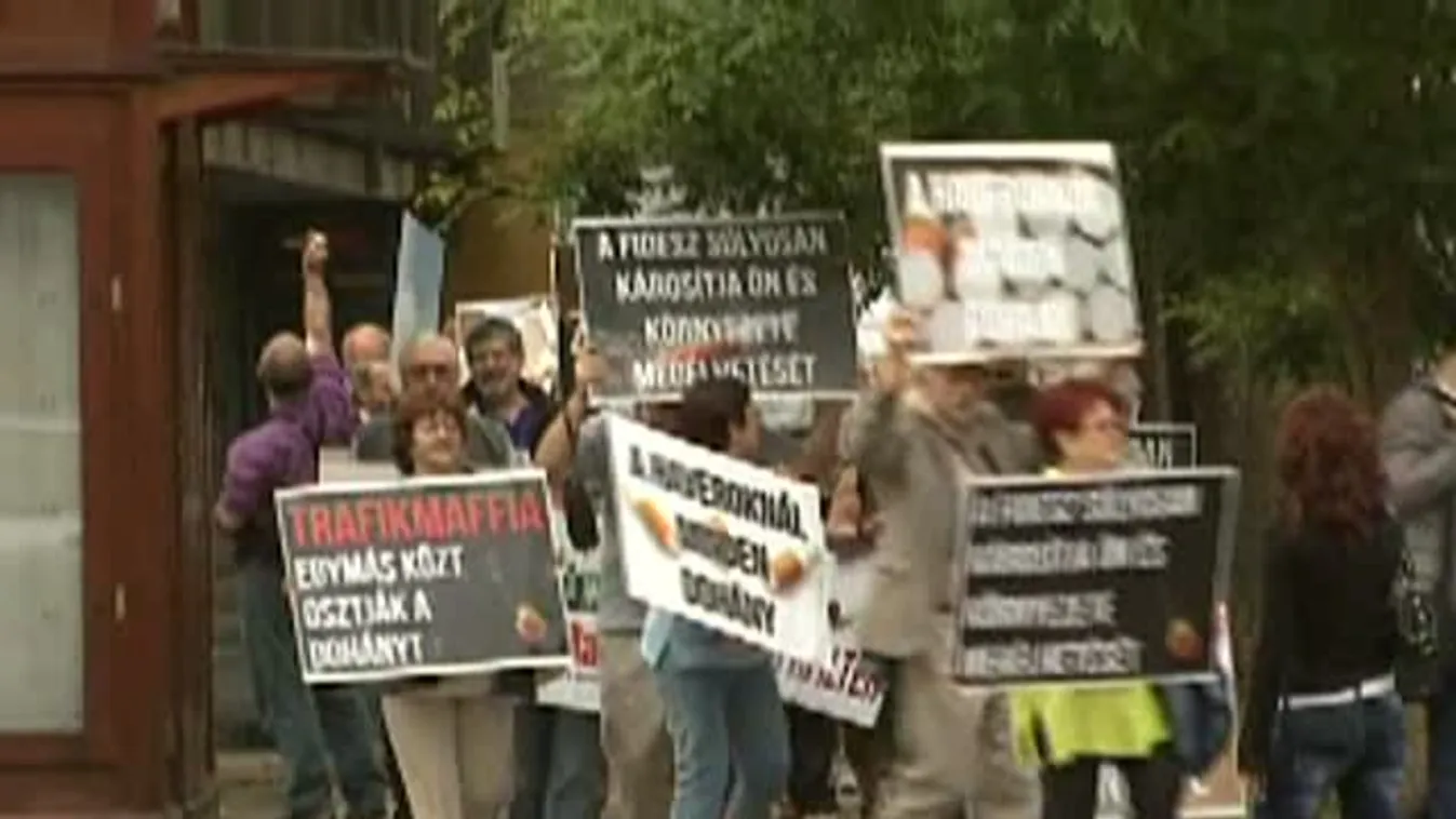 A trafikpályázatok titkossága miatt tiltakozott a Demokratikus Koalíció