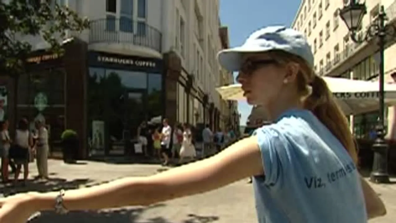 Vizet osztanak a Fővárosi Vízművek munkatársai a Deák téren