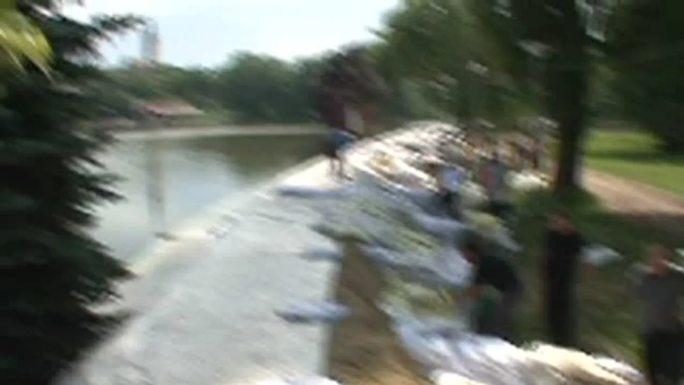 Árvízi védekezés Bajánál