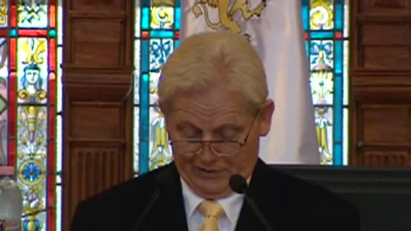 15-en kaptak díszpolgári kitüntetést a fővárostól