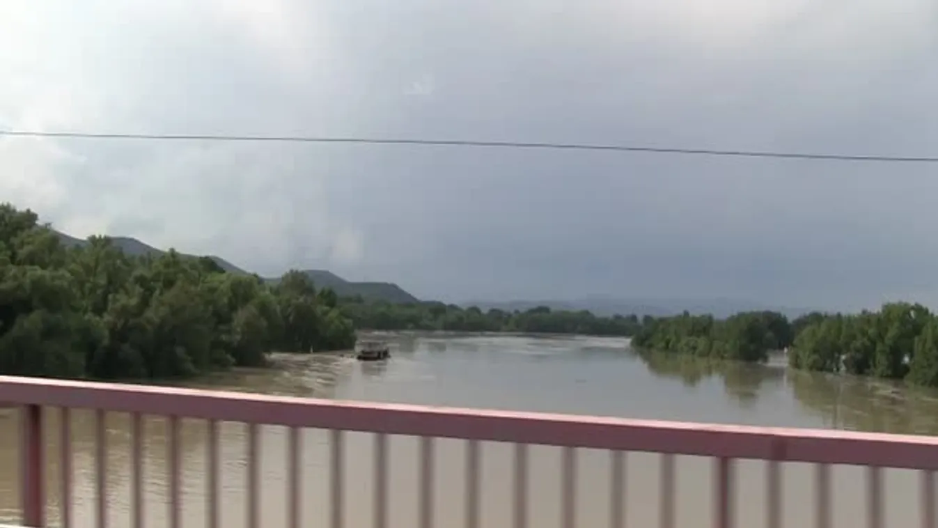 A srácok észre sem veszik, hogy a falujukat mentik