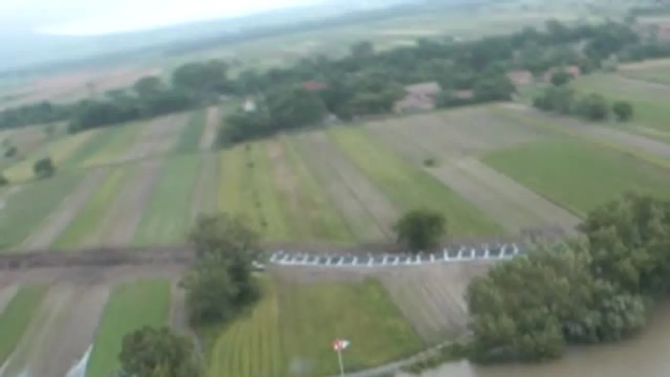 Árvízi légi szemle a Duna felett