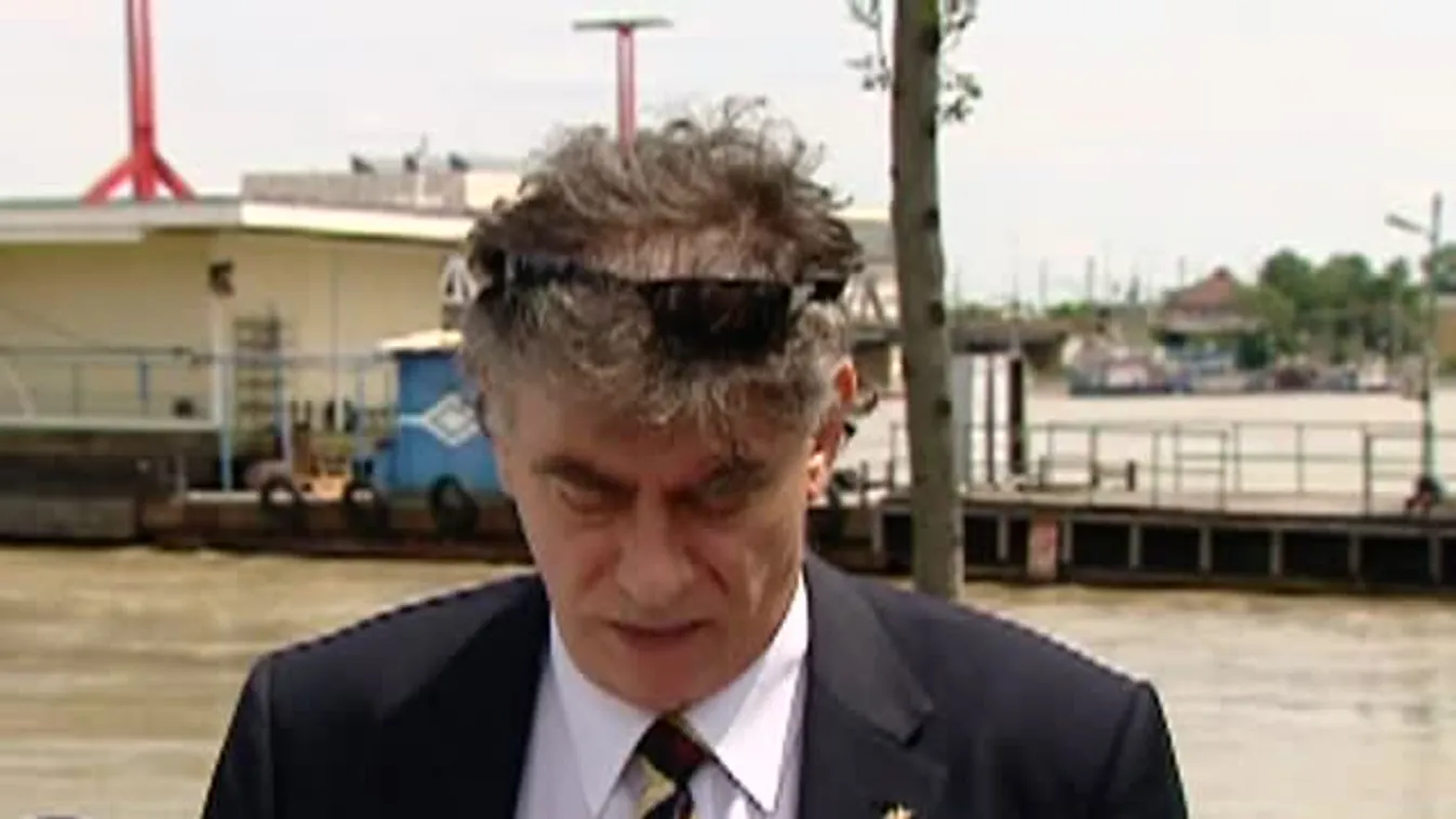 Több mint 5000 rendőr van a gátakon