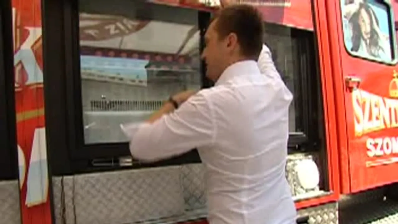 Rogán Antal vizet osztott a Szent István téren