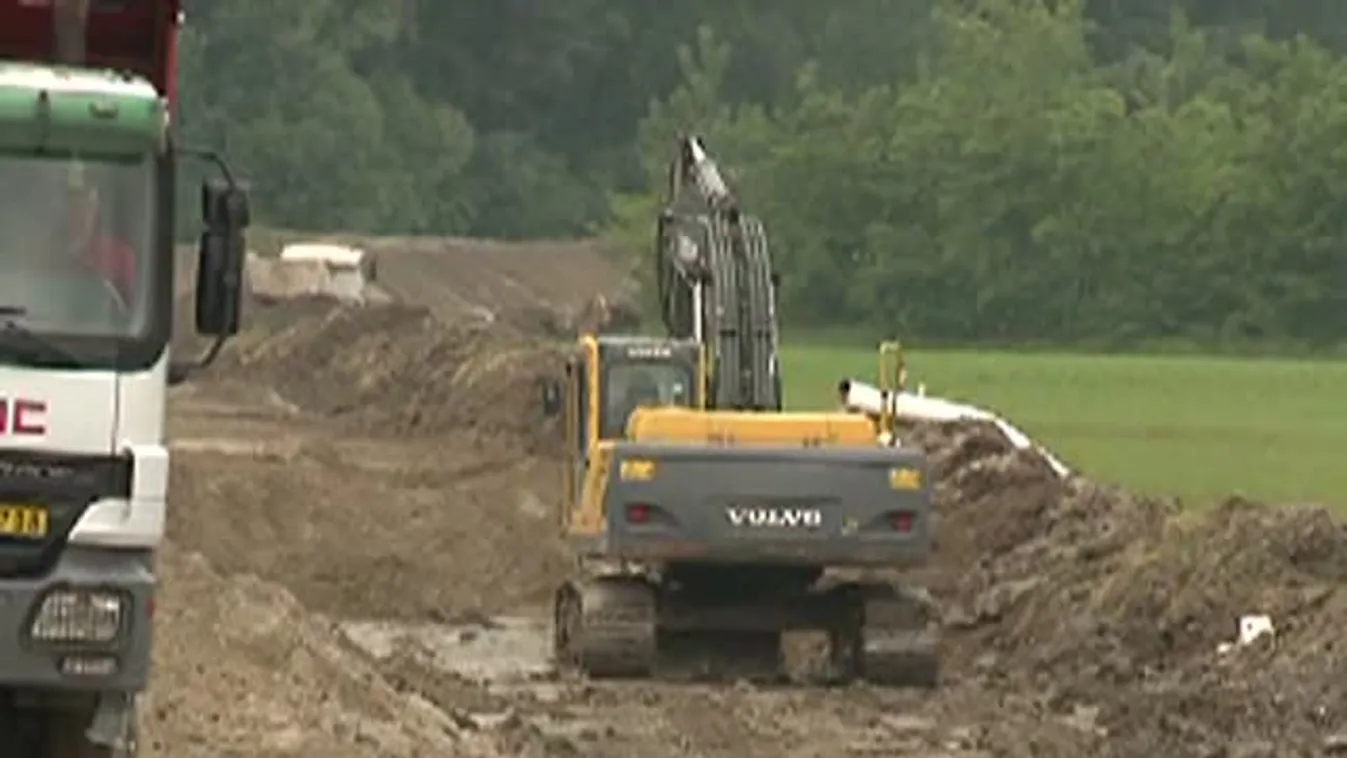 Katonák segítik az árvízi védekezést Győr-Moson-Sopron megyében