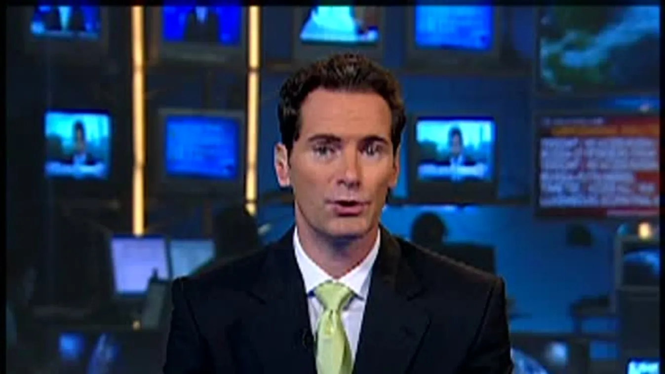 A szögesdróton is átmásztak, csak hogy Beckhamet láthassák