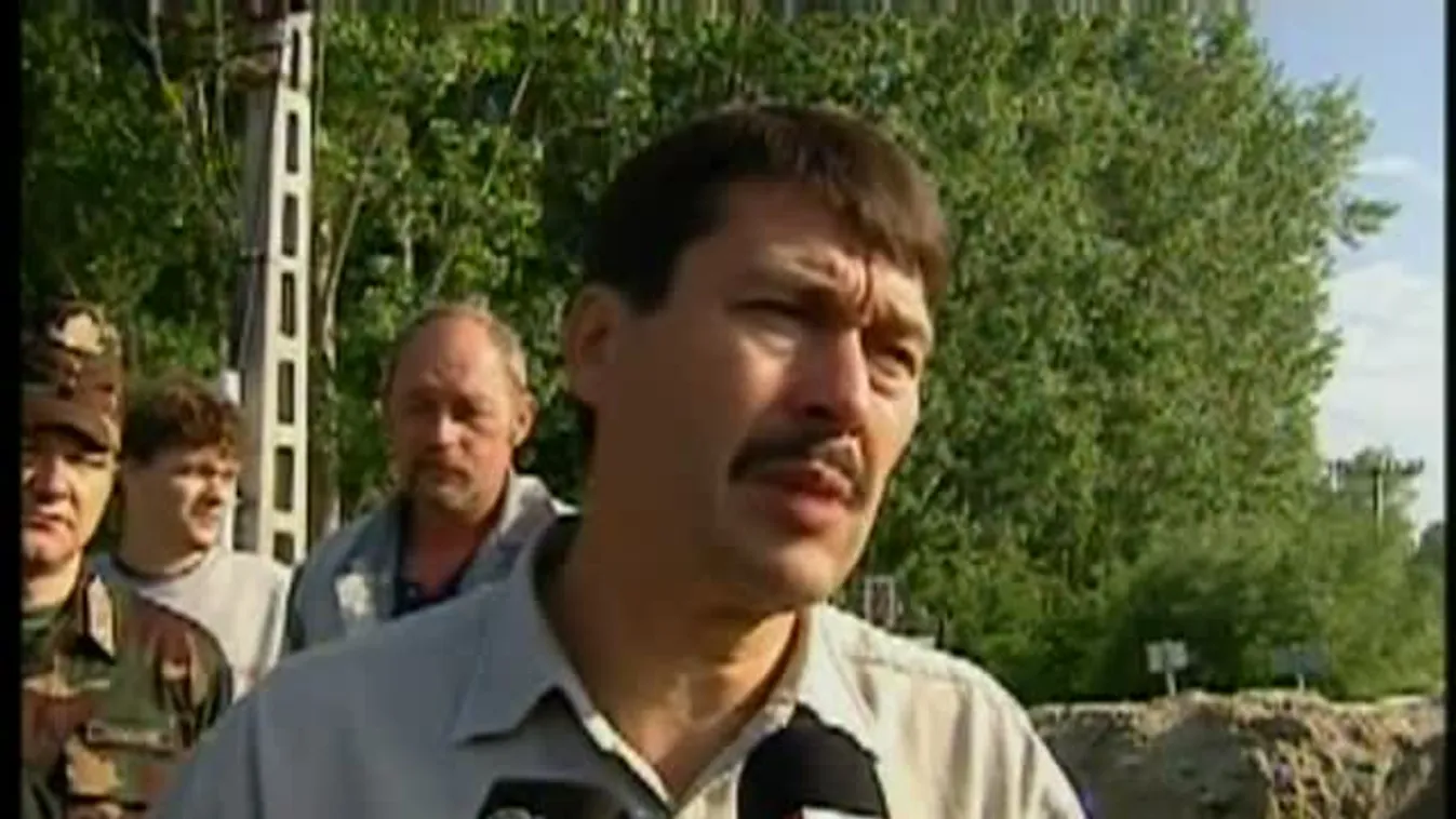 Áder János a mecséri gáton