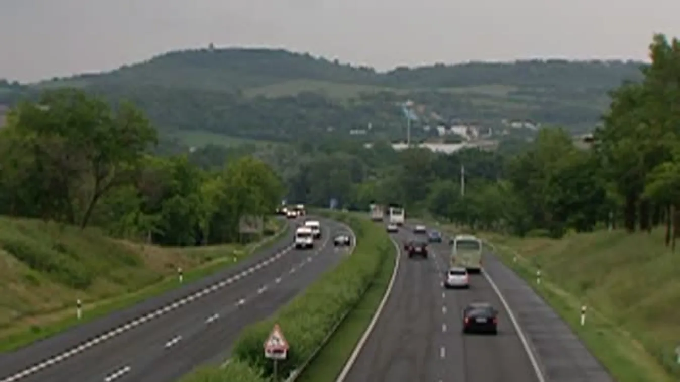 Katonai konvoj tart az árvízi védekezésre