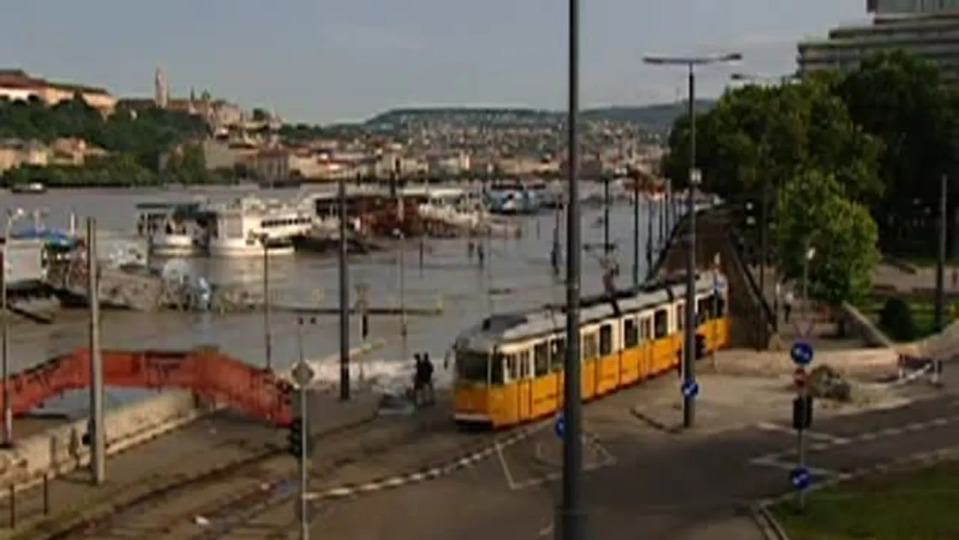 Reggeli forgalom az Erzsébet hídon