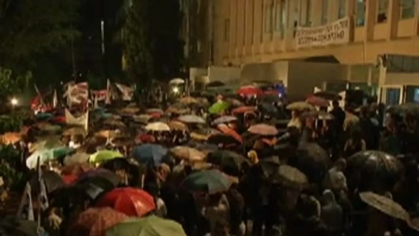 Tüntetés Athénban népzenevél a közmédia bezárása ellen