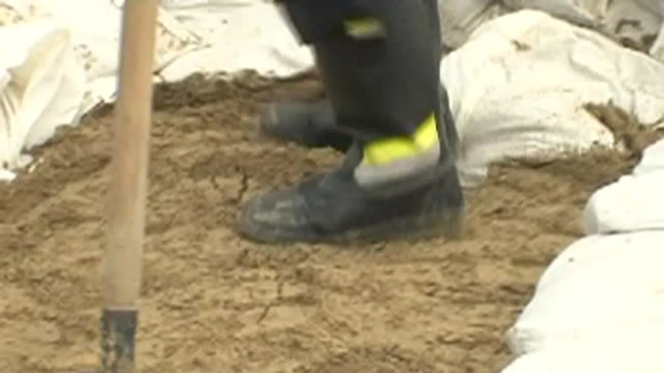 Tetőzés Bátánál