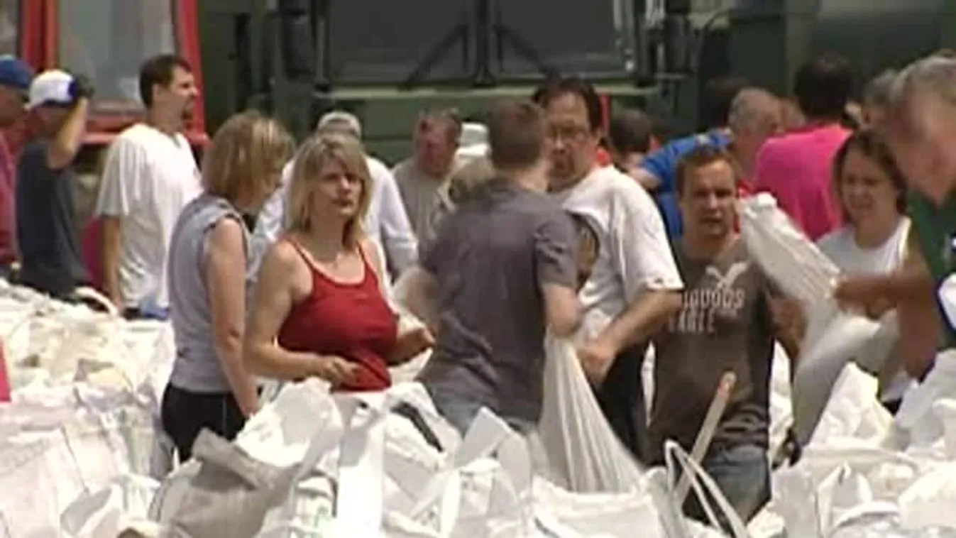 Árvízi védekezés Győrújfalunál