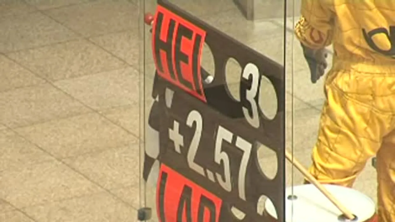 Forma–1-es versenyautó-kiállítás egy pécsi bevásárlóközpontban