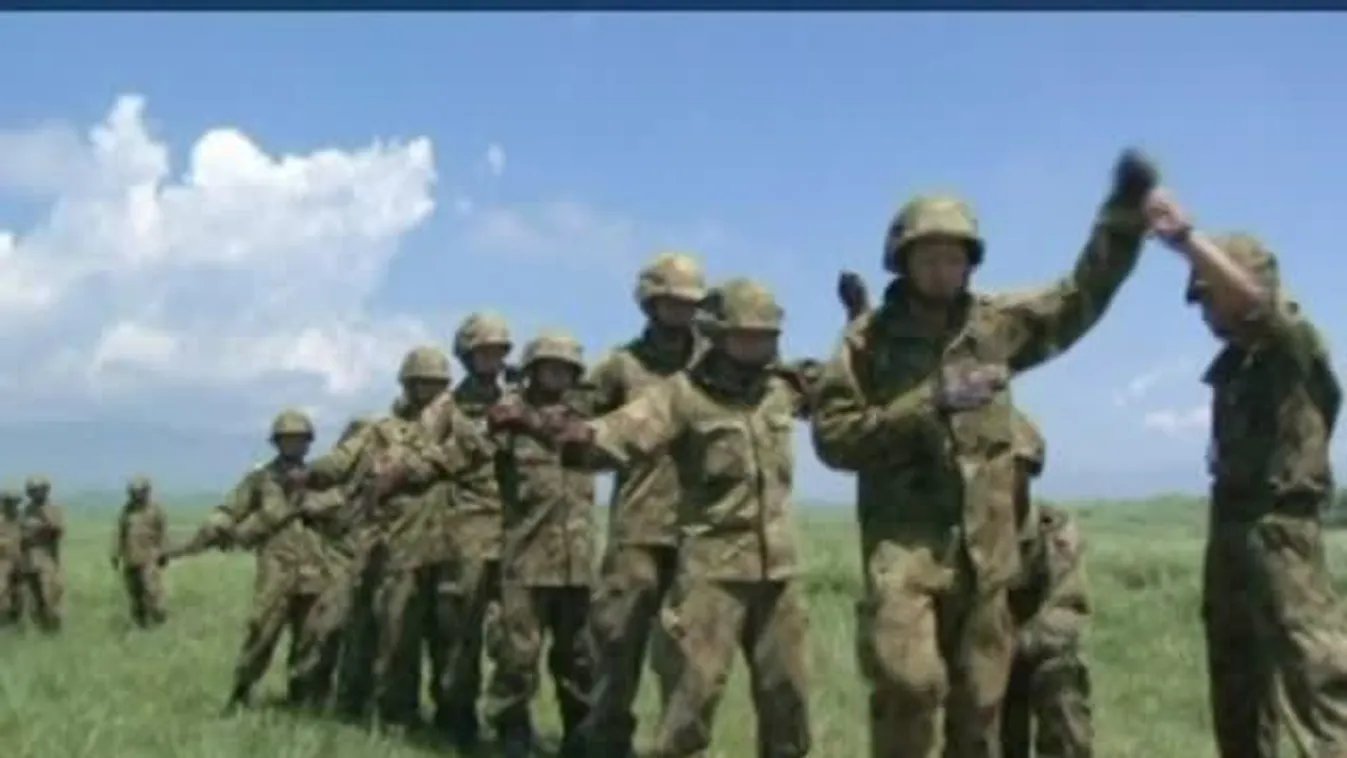 Ejtőernyős hadgyakorlat Japánban