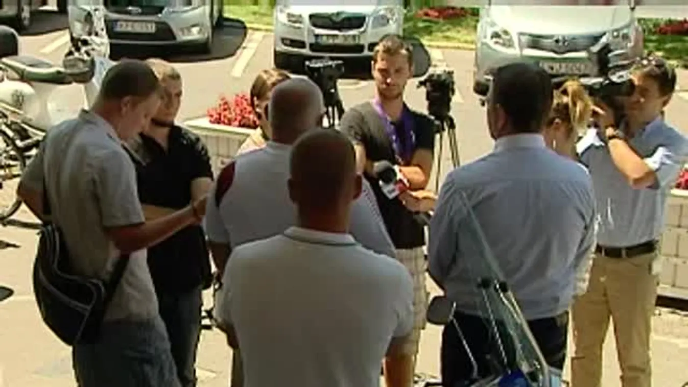 Jobbikos tiltakozás a Honvéd-szurkolók kifosztása miatt